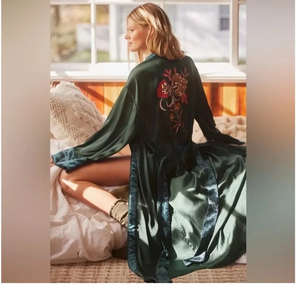 ANTHROPOLOGIE Sleek Floral Sequin & Embroidered Robe in Emerald Green Size S / M - Picture 3 of 8